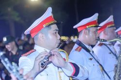 Mãn nhãn màn diễu hành quân nhạc giữa phố biển Sầm Sơn