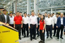 Tổng Bí thư, Chủ tịch nước Tô Lâm thăm nhà máy công nghệ sản xuất tiên tiến hàng đầu Singapore
