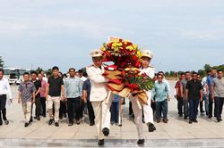 Công an An Giang và 5 tỉnh Campuchia dâng hoa, dâng hương tưởng nhớ Chủ tịch Hồ Chí Minh