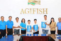 Phó Chủ tịch Thường trực Tổng Liên đoàn Lao động Việt Nam Thái Thu Xương thăm, tặng quà người lao động mắc bệnh hiểm nghèo