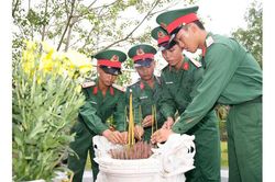 Trung đoàn 893 tổ chức hành trình về nguồn cho chiến sĩ mới