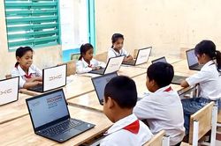 Tặng máy vi tính và quà cho học sinh Trường Tiểu học và Trung học cơ sở Núi Tô