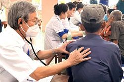 Khám bệnh, cấp thuốc miễn phí và tặng quà cho 300 người dân xã Chợ Mới