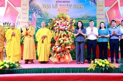 Phó Bí thư Thường trực Tỉnh ủy Bắc Ninh Nguyễn Thị Hương chúc mừng Đại lễ Phật đản tại chùa Vĩnh Nghiêm