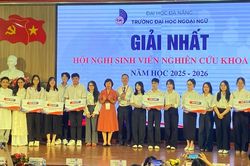 Trao thưởng gần 50 đề tài nghiên cứu khoa học của sinh viên Trường Đại học Ngoại ngữ Đà Nẵng