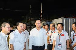 Lãnh đạo thành phố động viên đội pháo hoa Đà Nẵng sau đêm khai mạc