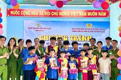 Phòng Cảnh sát hình sự tặng quà cho trẻ em tại Trung tâm Bảo trợ xã hội tổng hợp Pleiku