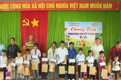 Trao tặng 89 suất quà cho thiếu nhi thuộc diện hộ nghèo, cận nghèo và trẻ mồ côi làng Doch 2