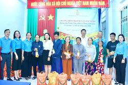 Công đoàn phường Nam Nha Trang tặng 100 suất quà cho người dân có hoàn cảnh khó khăn