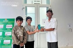 Hai học sinh nhặt được điện thoại, chủ động tìm người đánh rơi