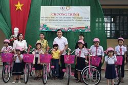 Xã Cam Lâm: Tặng 20 xe đạp cho học sinh có hoàn cảnh đặc biệt khó khăn