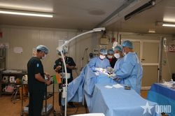 Bệnh nhân cảm kích và tin tưởng bác sĩ mũ nồi xanh Việt Nam tại Nam Sudan