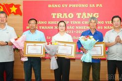 Đảng ủy phường Sa Pa trao tặng Bằng khen của Ban Thường vụ Tỉnh ủy và Huy hiệu Đảng cho đảng viên