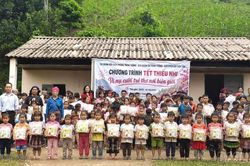 Ấm áp chương trình 'Tết Thiếu nhi vì nụ cười trẻ thơ nơi biên giới' tại Trịnh Tường