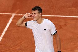 Jakub Mensik ngược dòng ngoạn mục hạ Alex De Minaur tại Roland Garros