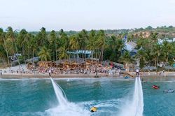 Bay cùng Flyboard trên biển xanh Lâm Đồng
