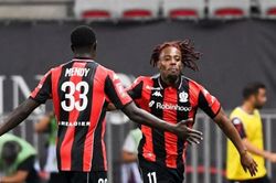Nice hủy diệt Saint-Etienne 4-1: Elye Wahi rực sáng ngày trụ hạng thành công