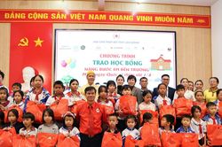 Chương trình 'Nâng bước em đến trường' hỗ trợ học sinh khó khăn xã Đức Trọng