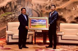 Bí thư tỉnh ủy Hầu A Lềnh gặp gỡ Bí thư Châu ủy Văn Sơn