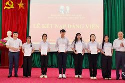 Bồi dưỡng 'hạt giống đỏ' trong trường học