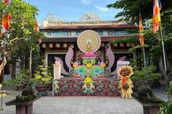 Về Huế đi chùa