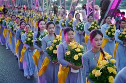 Hàng ngàn người tham gia rước Phật từ Quốc tự Diệu Đế lên Tổ đình Từ Đàm