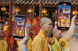 Hàng ngàn người tham gia rước Phật từ Quốc tự Diệu Đế lên Tổ đình Từ Đàm