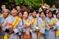 Hàng ngàn người tham gia rước Phật từ Quốc tự Diệu Đế lên Tổ đình Từ Đàm