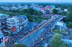 Hàng ngàn người tham gia rước Phật từ Quốc tự Diệu Đế lên Tổ đình Từ Đàm