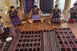 Trình diễn nghề thủ công truyền thống các dân tộc