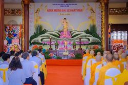 Vĩnh Long: Trang nghiêm Đại lễ Phật đản Phật lịch 2570 và trao tặng 200 tỷ đồng an sinh xã hội