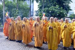 Ban Thường trực Ban Trị sự Phật giáo TP.HCM dâng hương tại các tượng đài nhân Đại lễ Phật đản