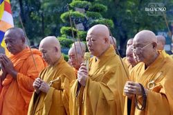 Ban Thường trực Ban Trị sự Phật giáo TP.HCM dâng hương tại các tượng đài nhân Đại lễ Phật đản