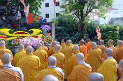 Ban Thường trực Ban Trị sự Phật giáo TP.HCM dâng hương tại các tượng đài nhân Đại lễ Phật đản