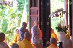 Huế: Chư Tăng Ni tại cố đô về tổ đình Từ Đàm thọ an cư
