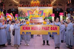 Gia Lai: Chư Tăng Ni các tự viện phường Quy Nhơn Nam cung rước kiệu tôn tượng Đức Phật đản sanh