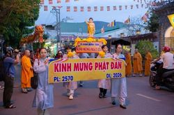 Gia Lai: Chư Tăng Ni các tự viện phường Quy Nhơn Nam cung rước kiệu tôn tượng Đức Phật đản sanh