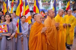 Gia Lai: Chư Tăng Ni các tự viện phường Quy Nhơn Nam cung rước kiệu tôn tượng Đức Phật đản sanh