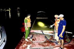 Bắt giữ tàu hết hạn kiểm định, vận chuyển cát trái phép trên sông ở Hà Tĩnh