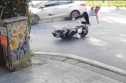 Ô tô và 2 xe máy đi tốc độ cao va chạm giữa ngã tư, một người bị hất văng xa