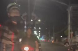 Khởi tố đối tượng đập vỡ kính ô tô sau mâu thuẫn giao thông