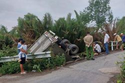 Tây Ninh: Xe tải lao xuống kênh sau va chạm lan can cầu, tài xế nguy kịch