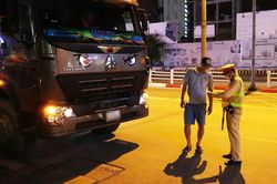 Doanh nghiệp vận tải, đơn vị thi công sân Hùng Vương ký cam kết không vi phạm giao thông