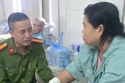 Hai cán bộ công an Phú Thọ hỗ trợ nạn nhân gặp tai nạn trên đường