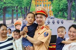 Người dân hào hứng check-in, trải nghiệm gian trưng bày của CSGT tại hồ Hoàn Kiếm