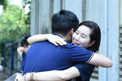 Những khoảnh khắc xúc động trong ngày đầu kỳ thi tuyển sinh lớp 10 tại Hà Nội