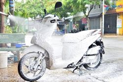 Dội nước làm mát xe máy được không?