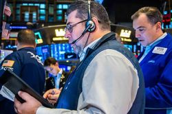 Dow Jones vượt 51.000 điểm, Phố Wall tiếp tục lập kỷ lục