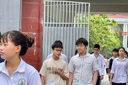 Học sinh Hà Nội thi môn đầu tiên, phụ huynh thấp thỏm chờ con trước cổng trường