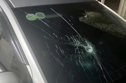 Bắt giam đối tượng vô cớ đập bể kính chắn gió xe ô tô
